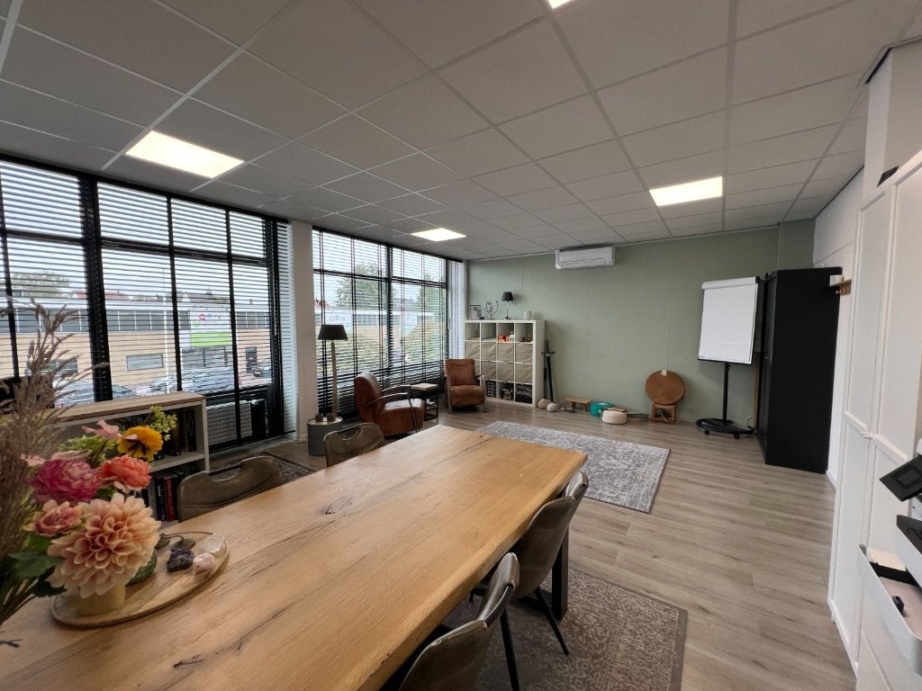 Kantoor-/praktijkruimte te huur – 56 m² – Ridderkerk, 56 m², Huur, Kantoorruimte