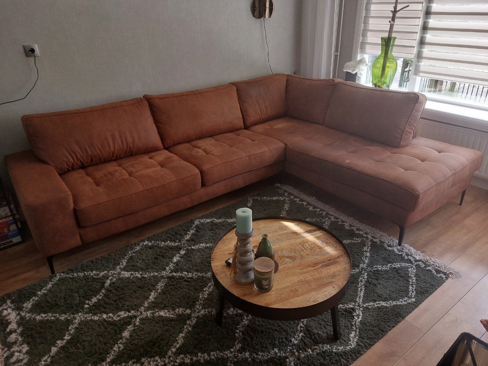 Moderne hoekbank in cognac kleur, Huis en Inrichting, Banken | Bankstellen, Ophalen, Overige materialen, Gebruikt, Hoekbank