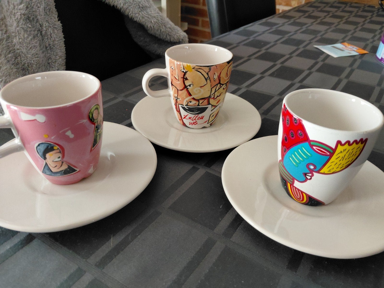 4 D.E kopjes met schotels 1blauwe 3 met opdruk, Ophalen of Verzenden, Zo goed als nieuw, Overige stijlen, Kop(pen) en/of Schotel(s)