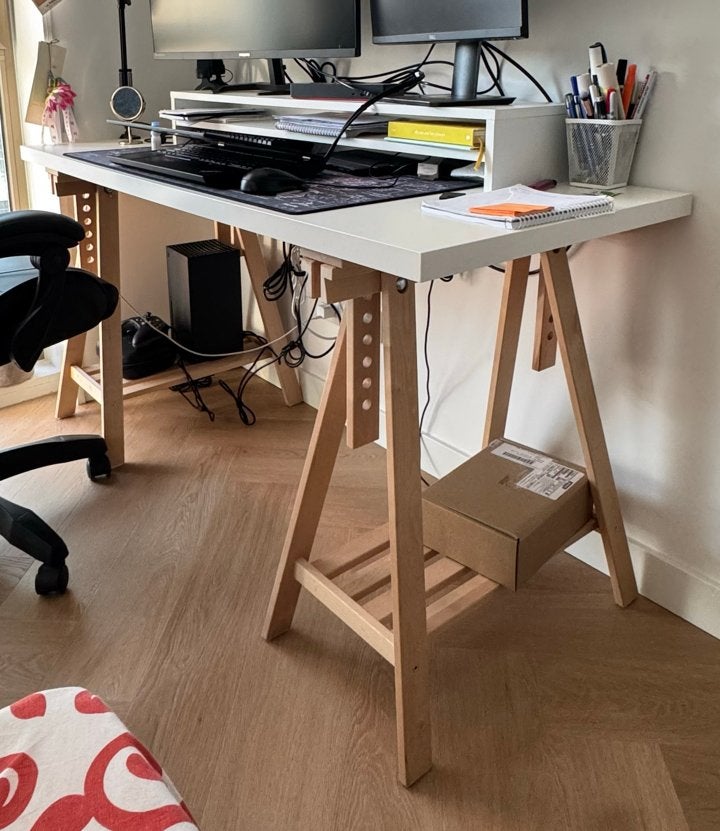 Modern wit bureau met houten schragen 140x60, Ophalen, Scandinavisch, Hout, In hoogte verstelbaar
