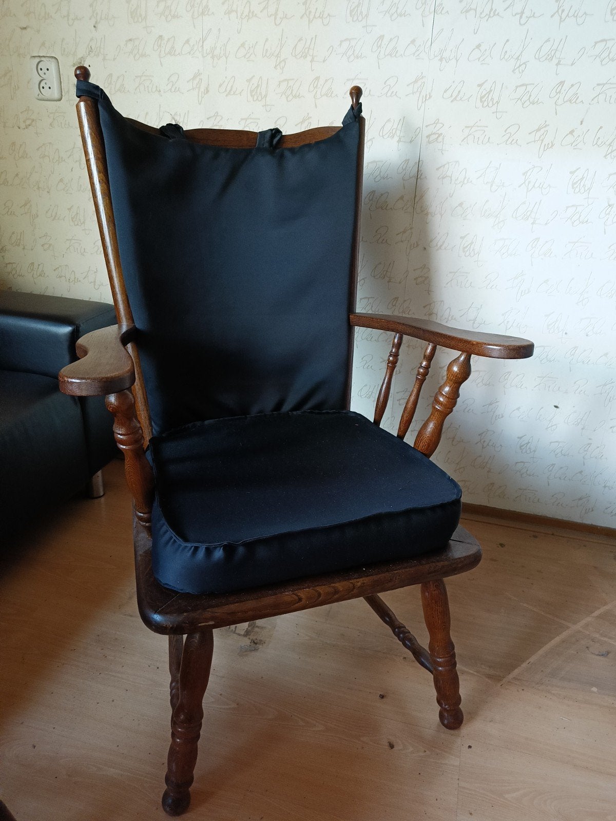Gratis op te halen: Houten stoel met kussen in Zoetermeer, Ophalen, Hout, Gebruikt, Bruin