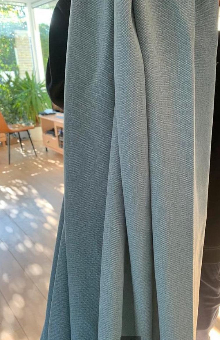 Prachtige heel mooi lichtblauwe gordijnen, Huis en Inrichting, Ophalen of Verzenden, Zo goed als nieuw, Blauw, 200 cm of meer