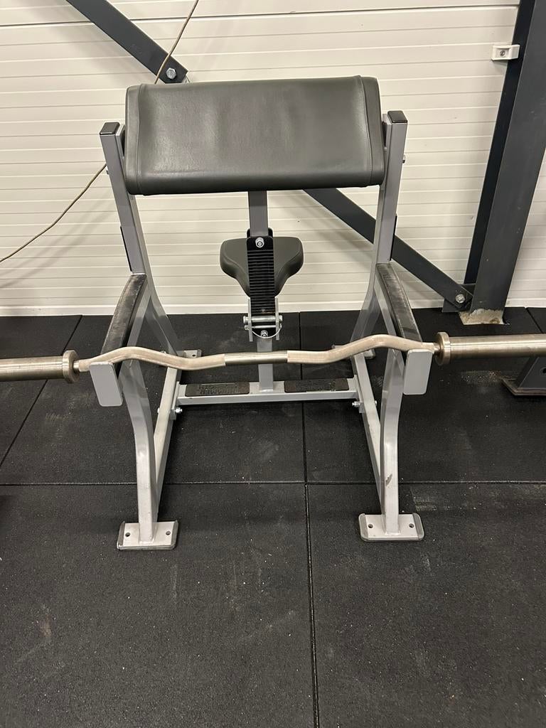 Hammer strength seated preacher bicep curl, Sport en Fitness, Fitnessmaterialen, Ophalen, Gebruikt, Overige typen