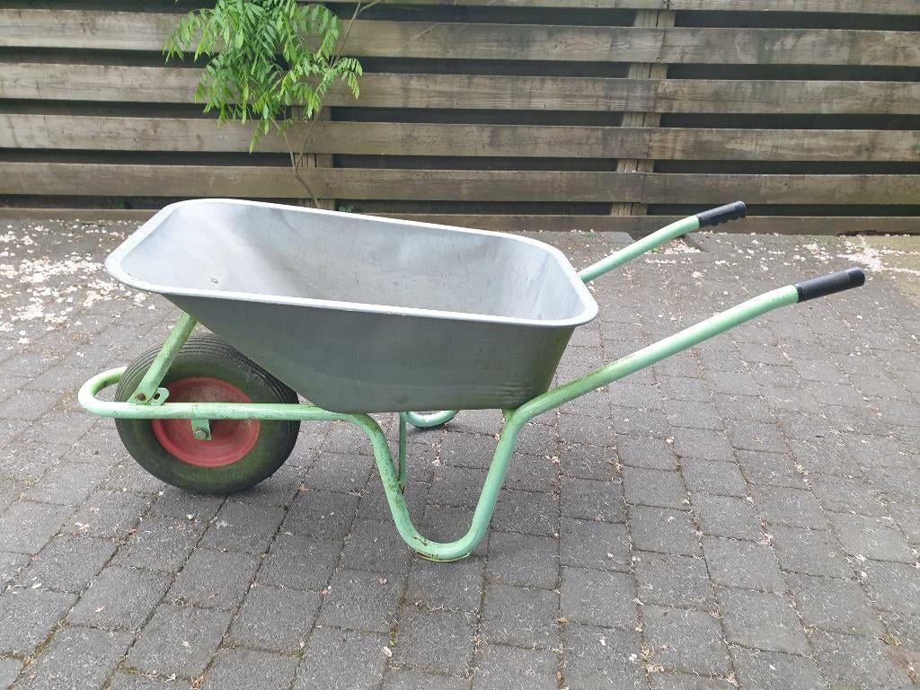 Kruiwagen met massief wiel en verzinkte bak, Tuin en Terras, Kruiwagens, Ophalen, Onbekend, Handmatig, Gebruikt