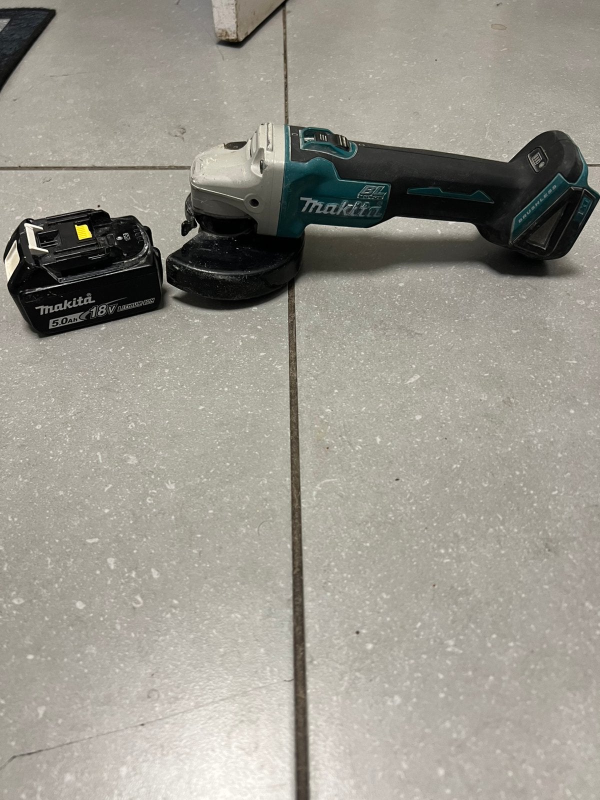 Makita 18V Brushless Haakse Slijper/slijptol + 5.0Ah Accu, Doe-het-zelf en Verbouw, Gereedschap | Schuurmachines, Ophalen of Verzenden