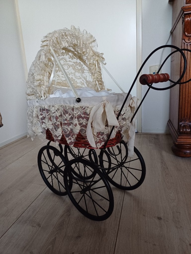 Poppenwagentje met verzamelpopje, Verzamelen, Poppen, Ophalen, Zo goed als nieuw, Overige typen, Levensecht of Reborn