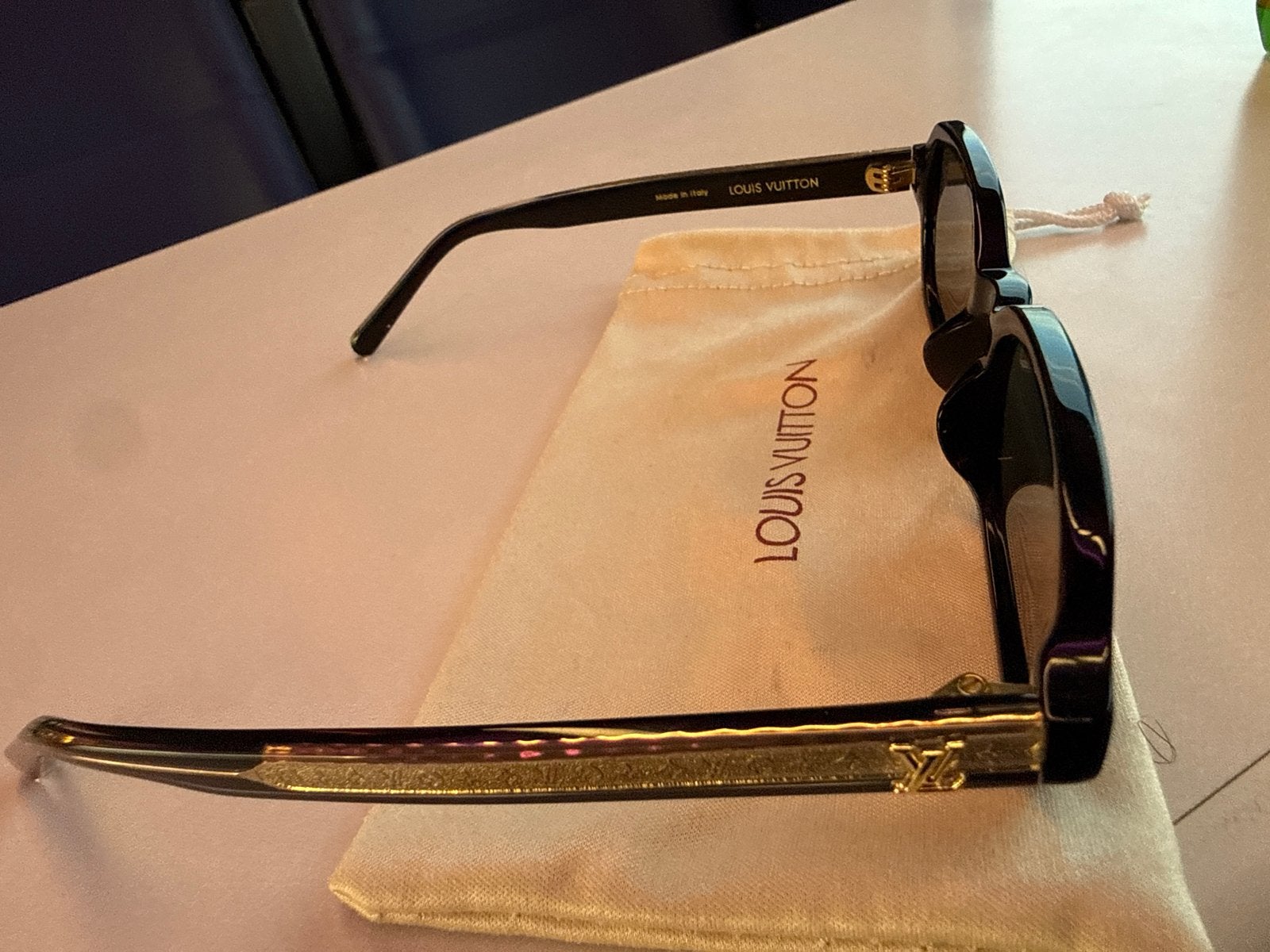 Louis Vuitton Zonnebril - Stijlvol en Zo Goed als Nieuw, Overige merken, Zonnebril, Zwart, Ophalen of Verzenden