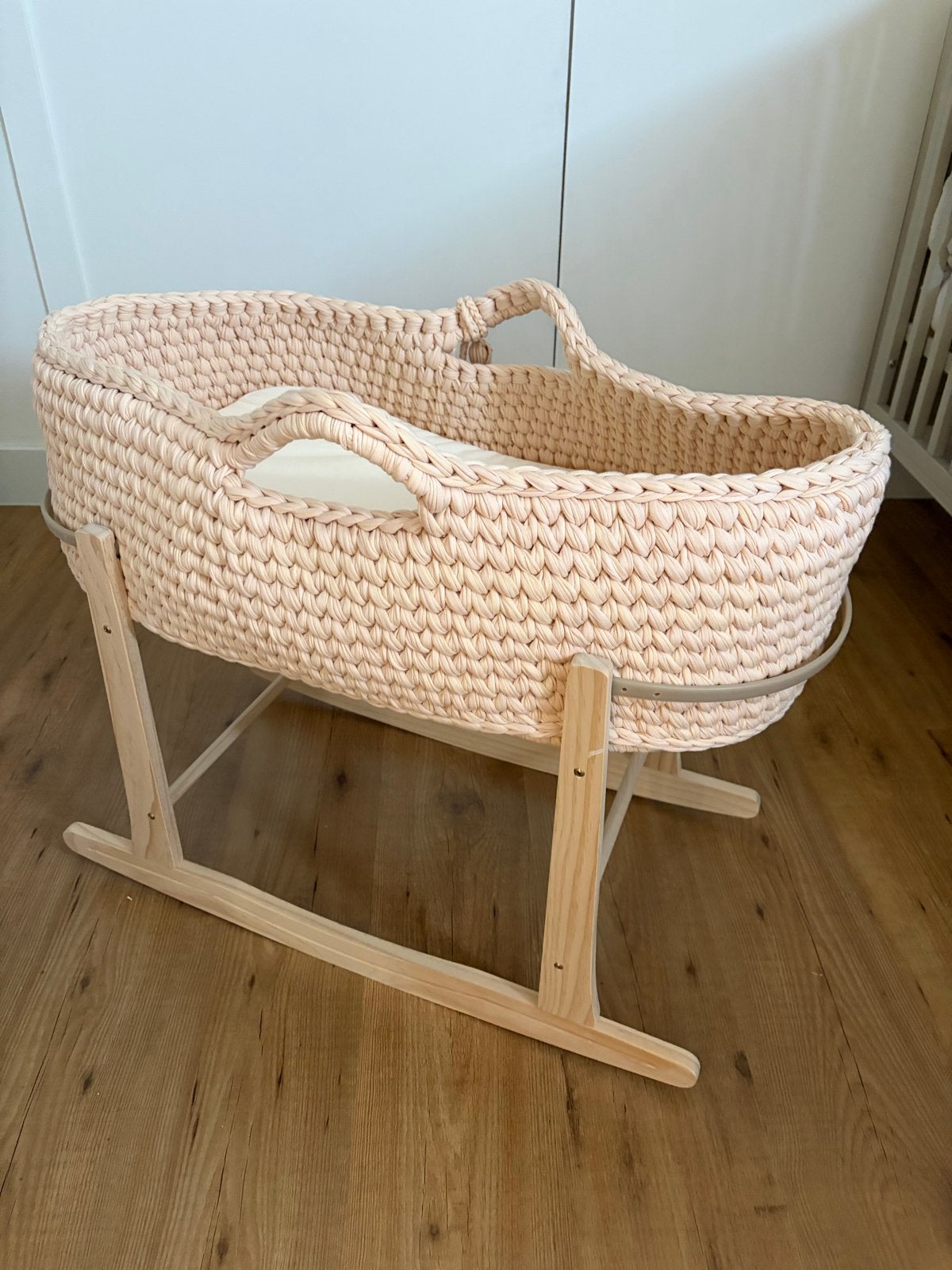 Nieuwe gehaakte mozesmand met standaard en matras, Kinderen en Baby's, Ophalen, Nieuw, Wieg