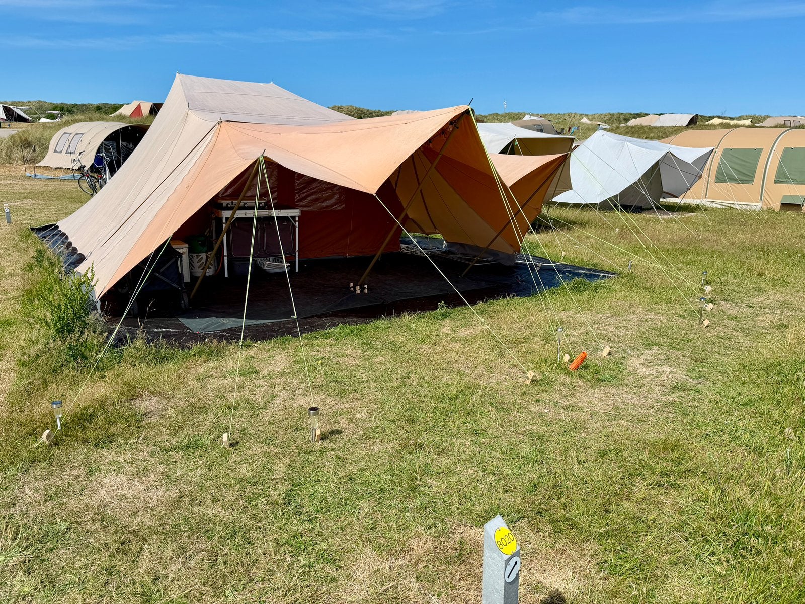 Tent Vlieland 15 - 22 aug. nog vrij ! veld groen incl stroom
