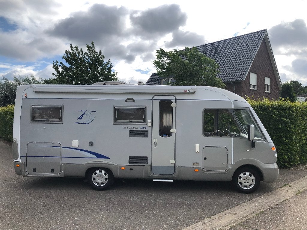 Foto 2 van AUTOMAAT Burstner i690 Elegance LAAG VASTBED 84.000km MOOI!!