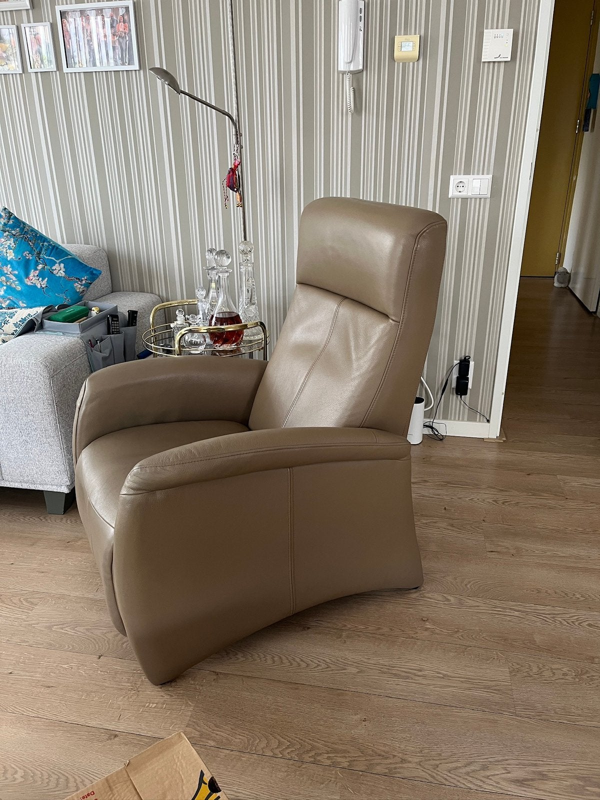 Electrisch fauteuil beige/taupe dames en heren model, Ophalen, Eenpersoons, 75 tot 100 cm, Zo goed als nieuw