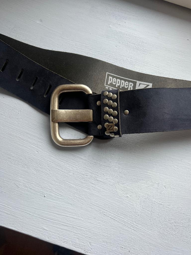 Nieuwe mooie donker blauwe leren riem Pepperz 110 x 6, Kleding | Dames, Overige kleuren, Pepperz, Nieuw, Heupriem
