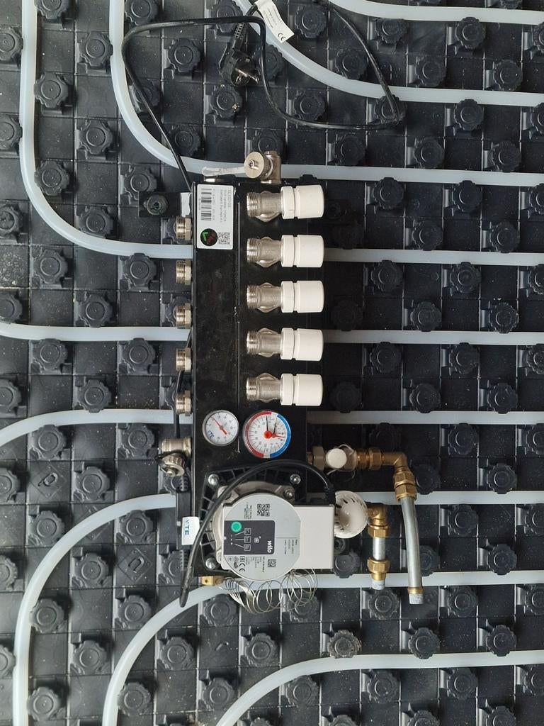 Vloerverwarming pomp 5 groepen, Gebruikt, Minder dan 30 cm, Overige typen, Minder dan 60 cm