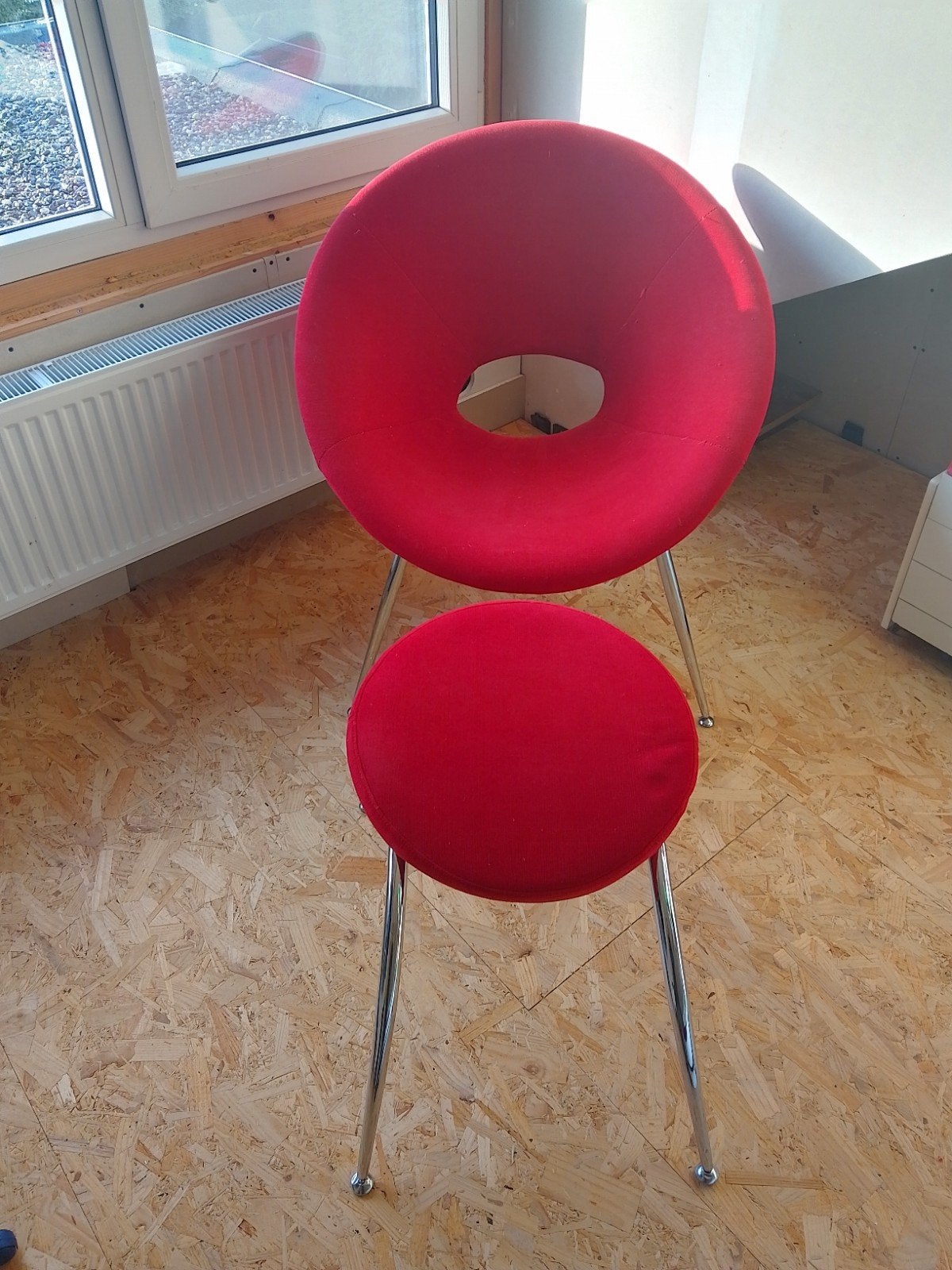 Rode designstoel met krukje/lounge stoel, Huis en Inrichting, Ophalen, Gebruikt, Metaal, Rood