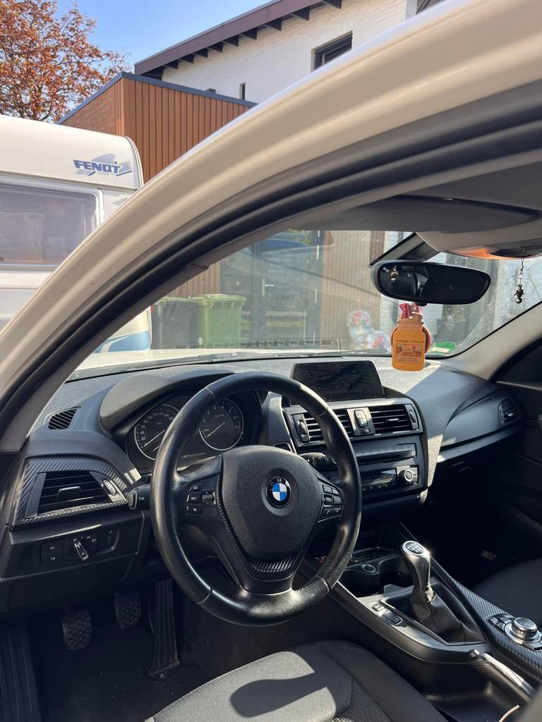 BMW 1-Serie F20 114I 75KW 5-DR 2014 Wit, Euro 5, Zwart, 4 cilinders, Wit