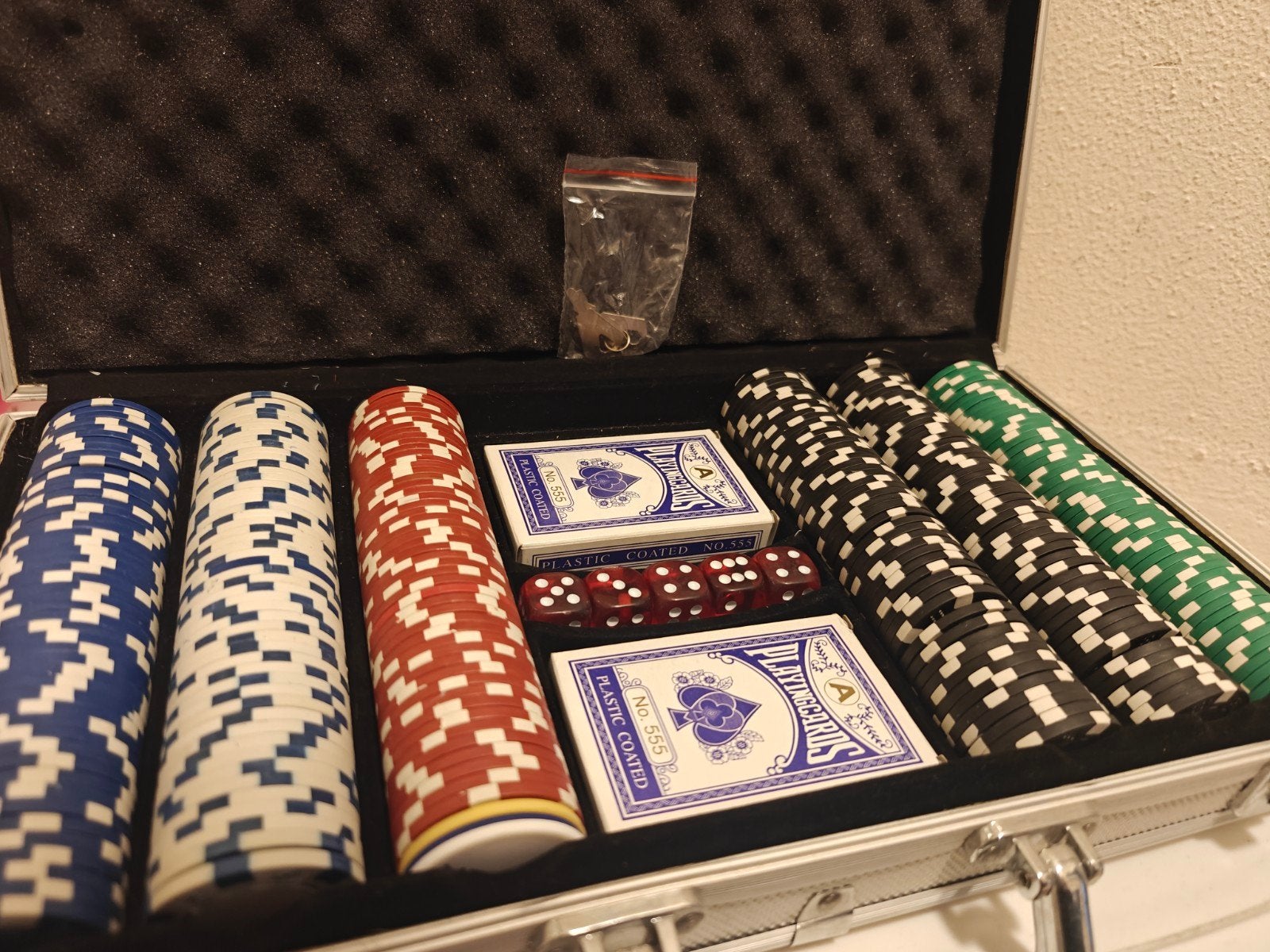 Pokerset met 300 fiches, kaarten, dobbelstenen en koffer, Drie of vier spelers, Ophalen of Verzenden, Zo goed als nieuw, Onbekend