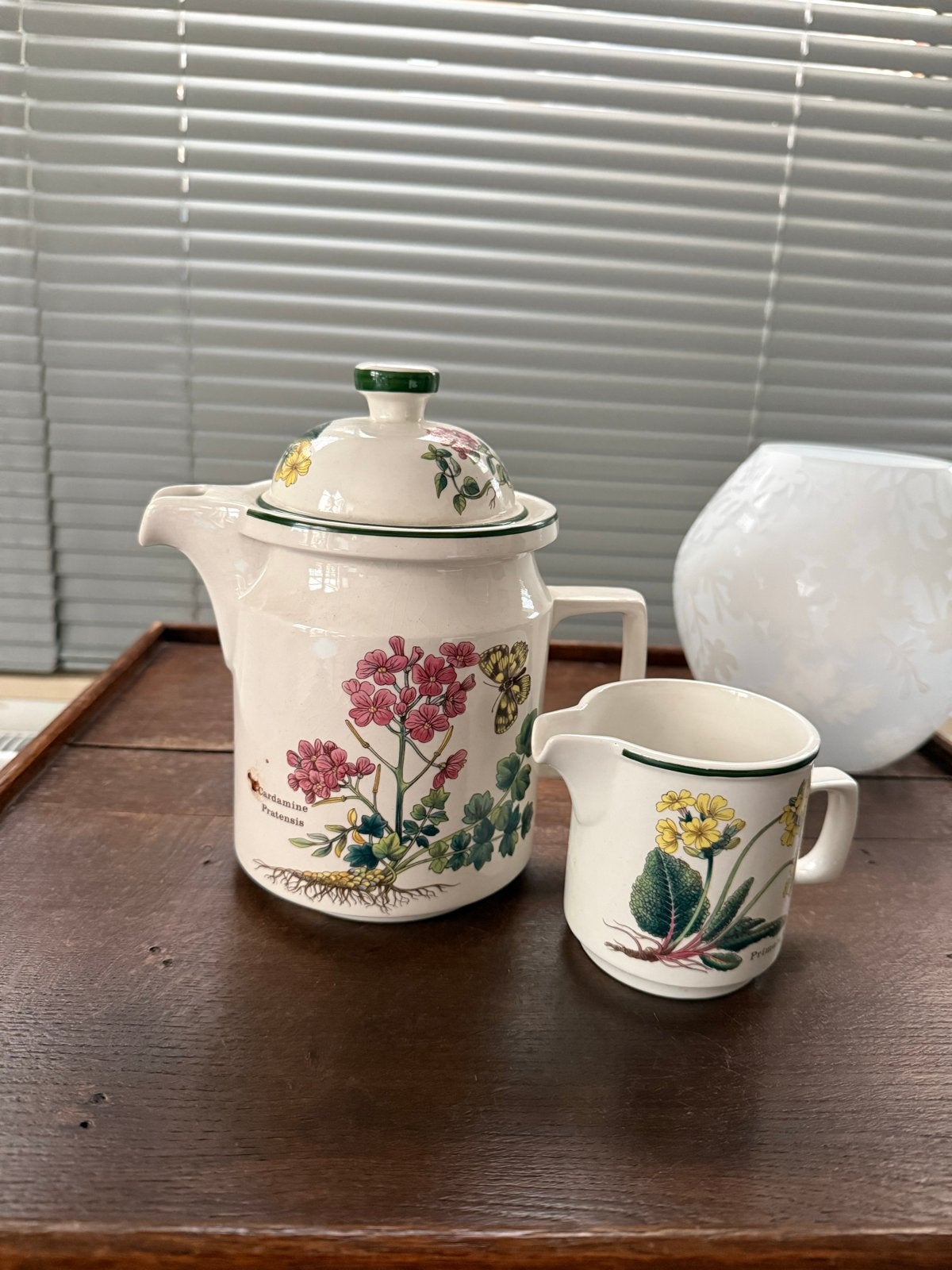 Vintage Florabunda theepot en melkkan, Wedgwood 20cm hoog, Antiek en Kunst, Antiek | Servies compleet, Ophalen of Verzenden