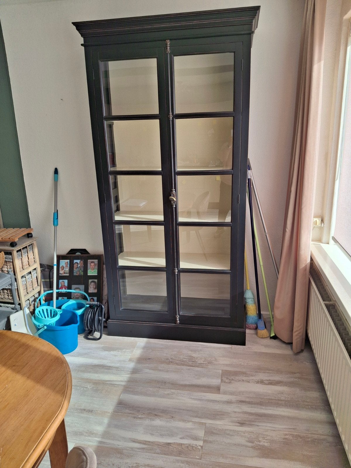 hele mooie kast/vitrine, Huis en Inrichting, Ophalen, Met plank(en), 100 tot 150 cm, 200 cm of meer