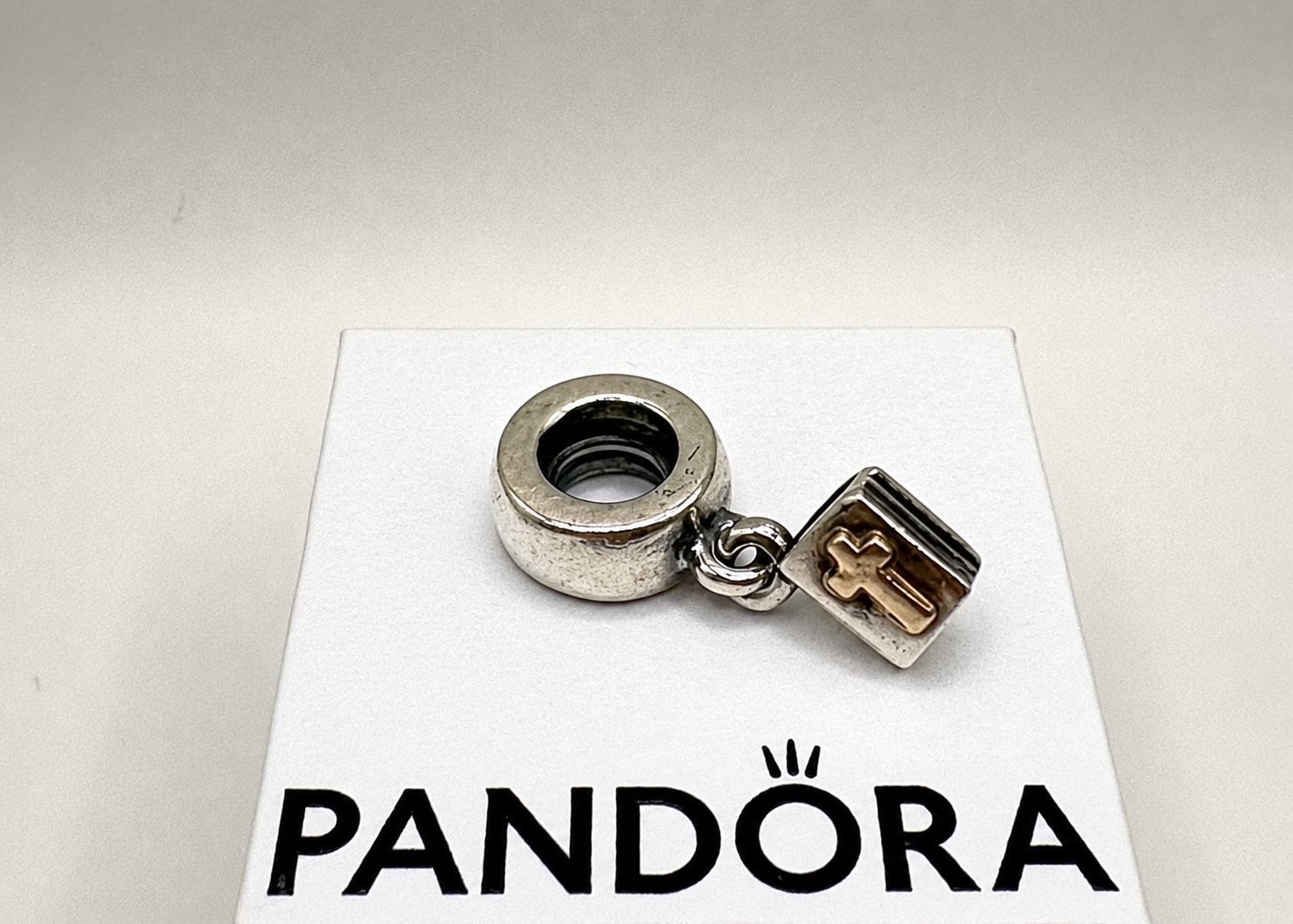 Mooie Pandora bedel bijbel met kruis van goud, Ophalen of Verzenden, Zo goed als nieuw, Goud, Pandora