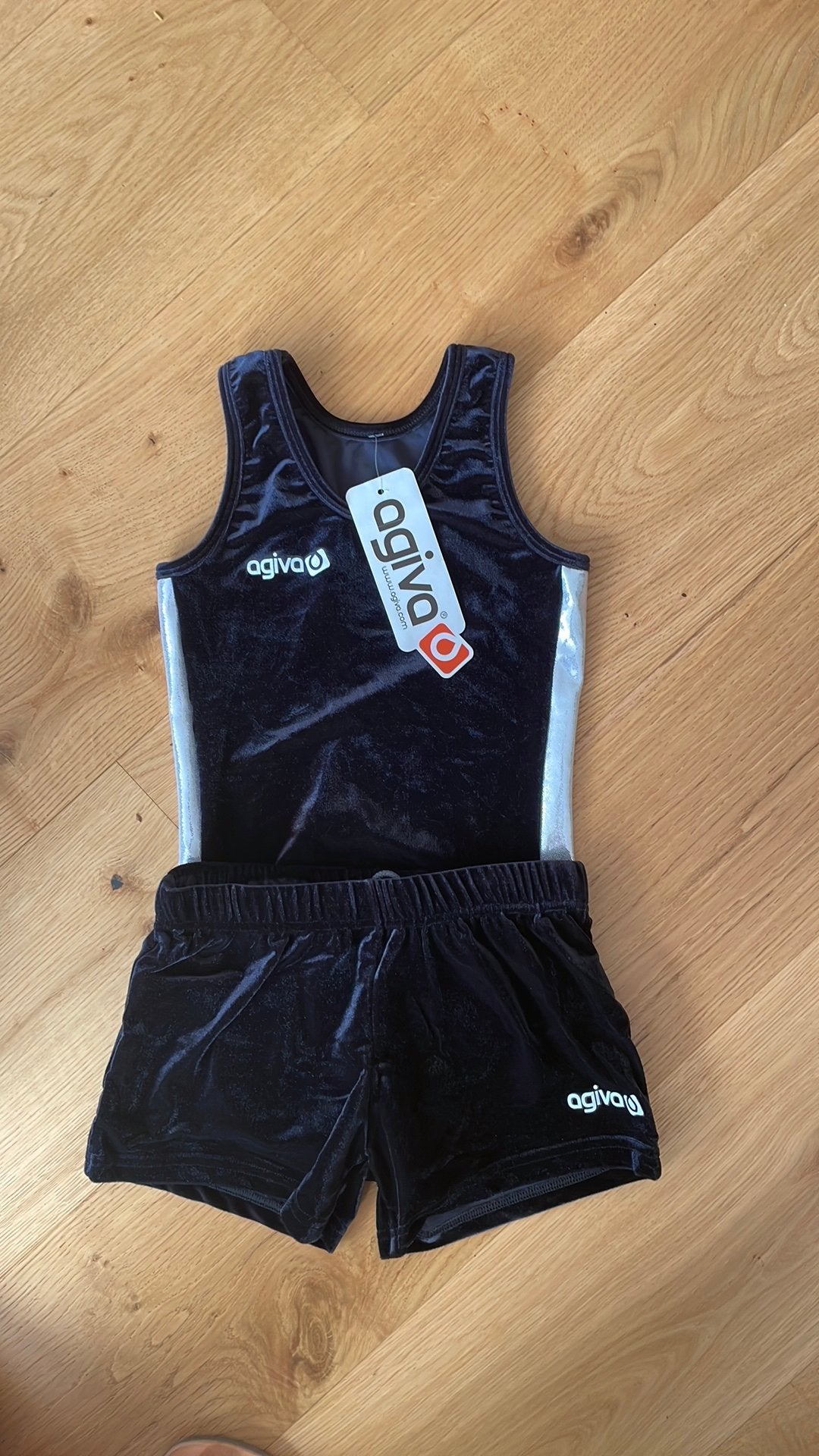 Agiva velours zwart jongens turnpak, Sport en Fitness, Ophalen of Verzenden, Nieuw, Kleding