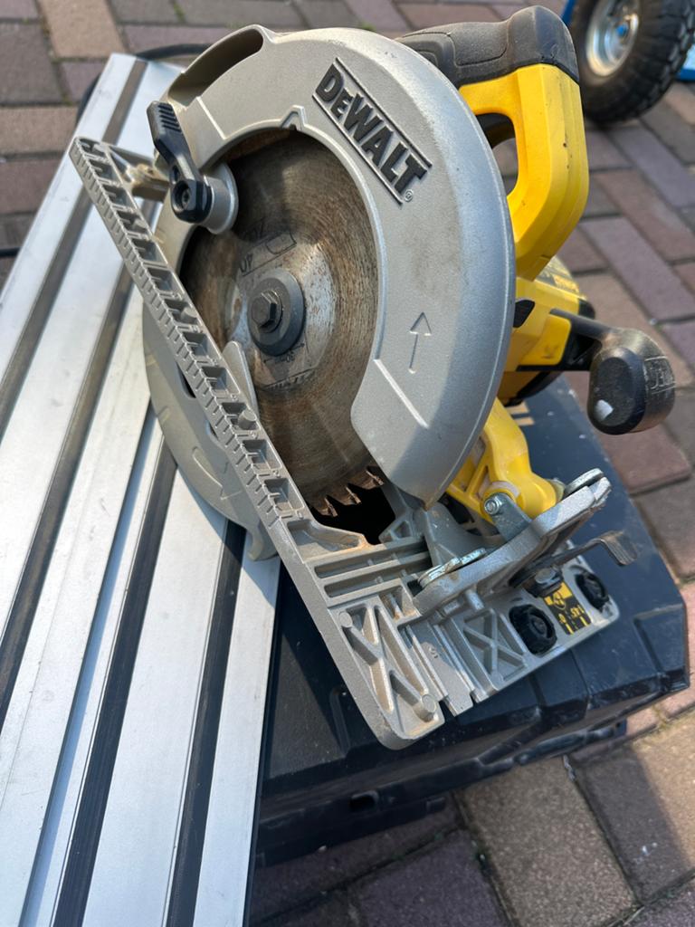 DeWalt Cirkelzaag met geleiderail, Ophalen, Gebruikt, Cirkelzaag, 70 mm of meer