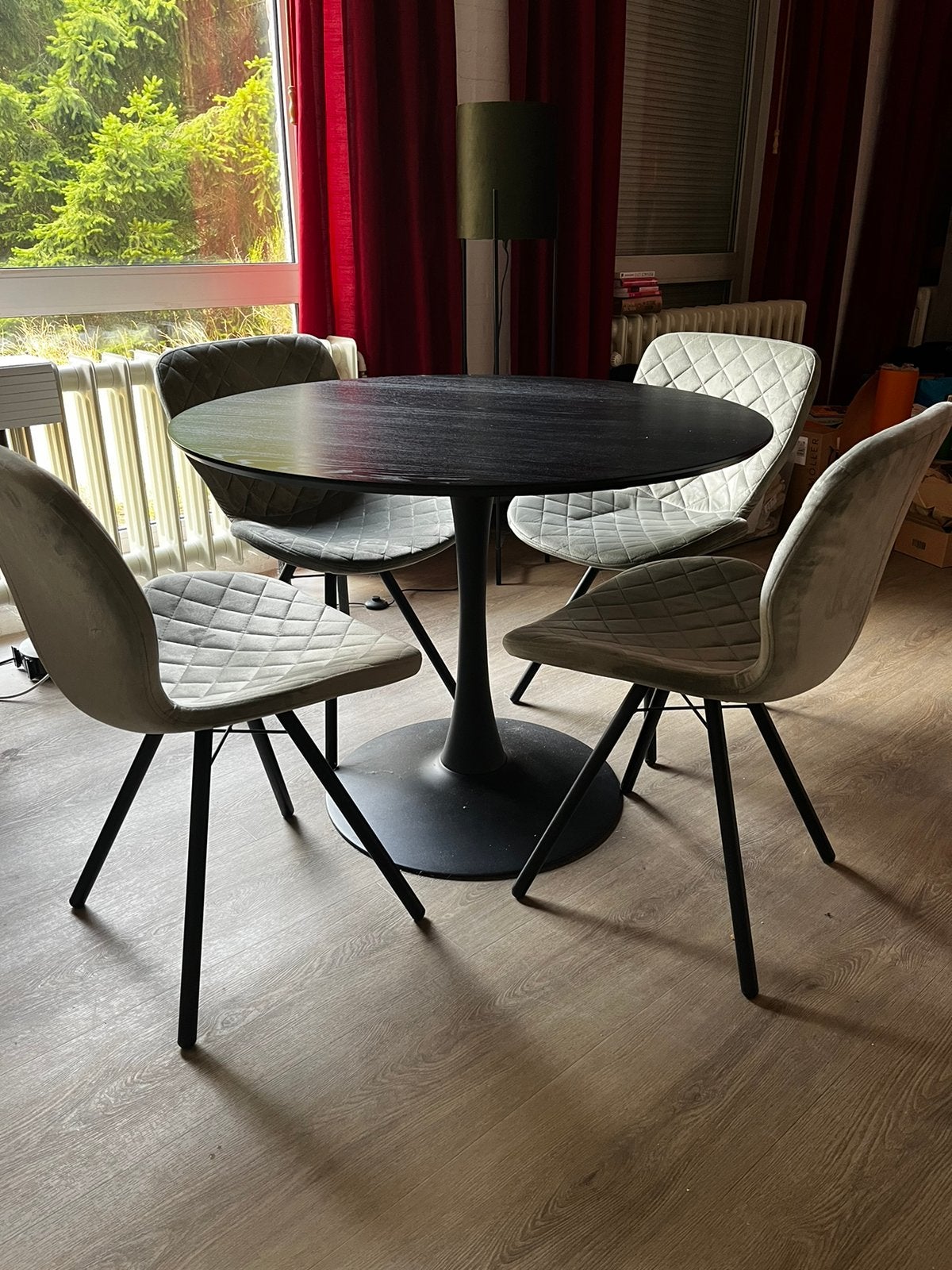Jysk Ringsted tafel zwart Ø100 + 4 velvet groene stoelen, Ophalen, Overige materialen, 100 tot 150 cm, Rond