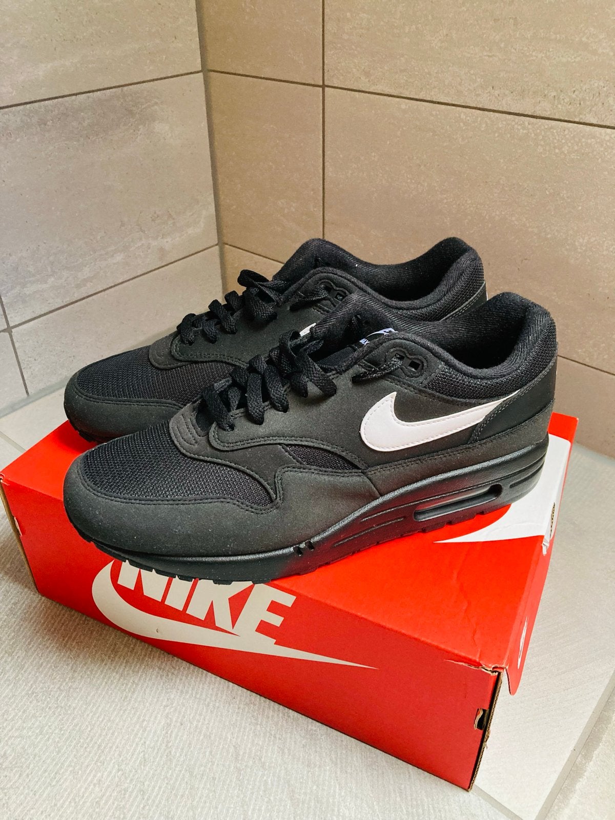 Nike Air Max 1 Zwart Wit - Maat 45 Swoosh, Ophalen of Verzenden, Nieuw, Zwart, Sneakers of Gympen