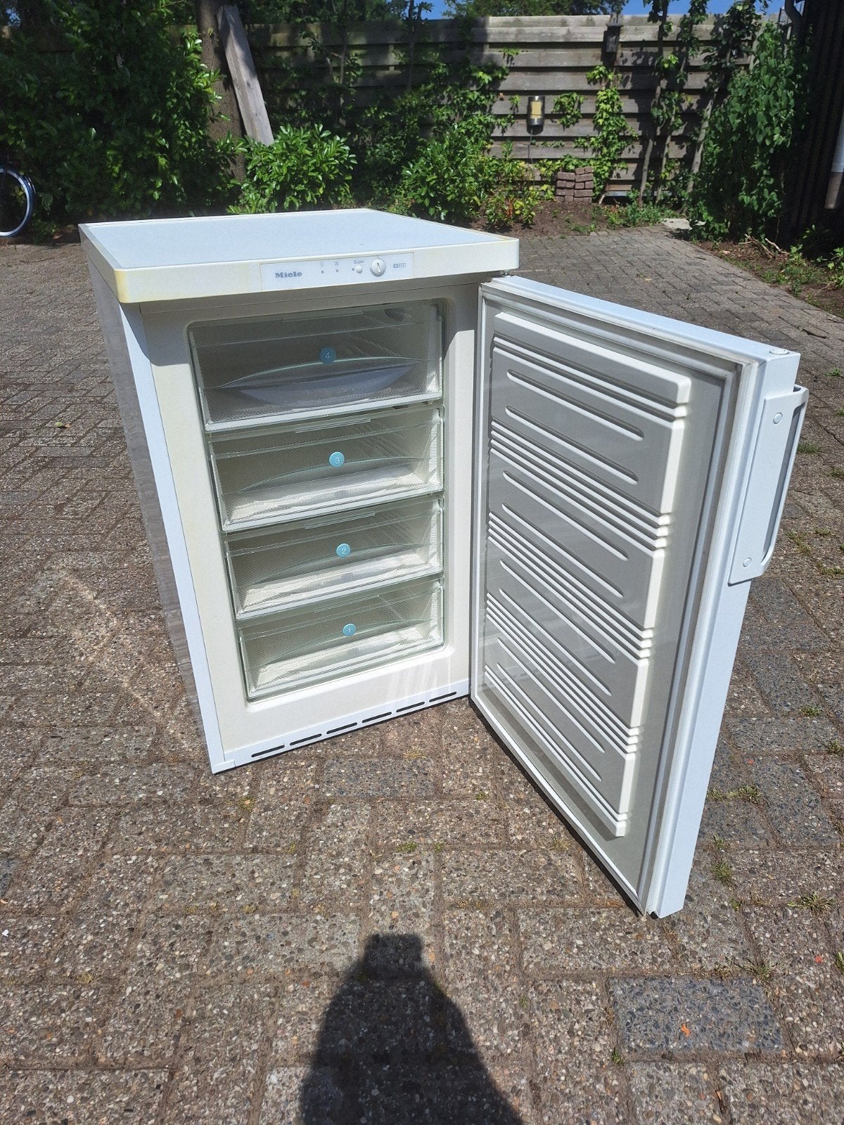 Miele vriezer met 4 lades - Compact en efficiënt, Gebruikt, 100 tot 150 liter, Met aparte vriezer, 45 tot 60 cm
