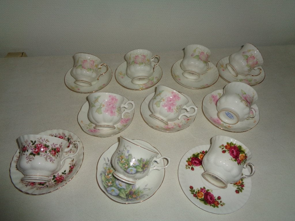 porseleinen kop en schotels  Bone China en Royel Albert., Verzamelen, Porselein, Kristal en Bestek, Ophalen of Verzenden, Zo goed als nieuw