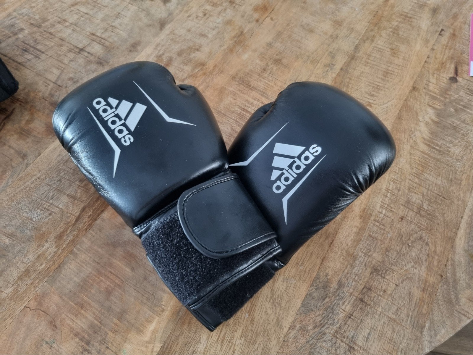 Kickboks set: handschoenen, scheenbeschermers en handwraps, Maat XS of kleiner, Ophalen of Verzenden, Zo goed als nieuw, Overige