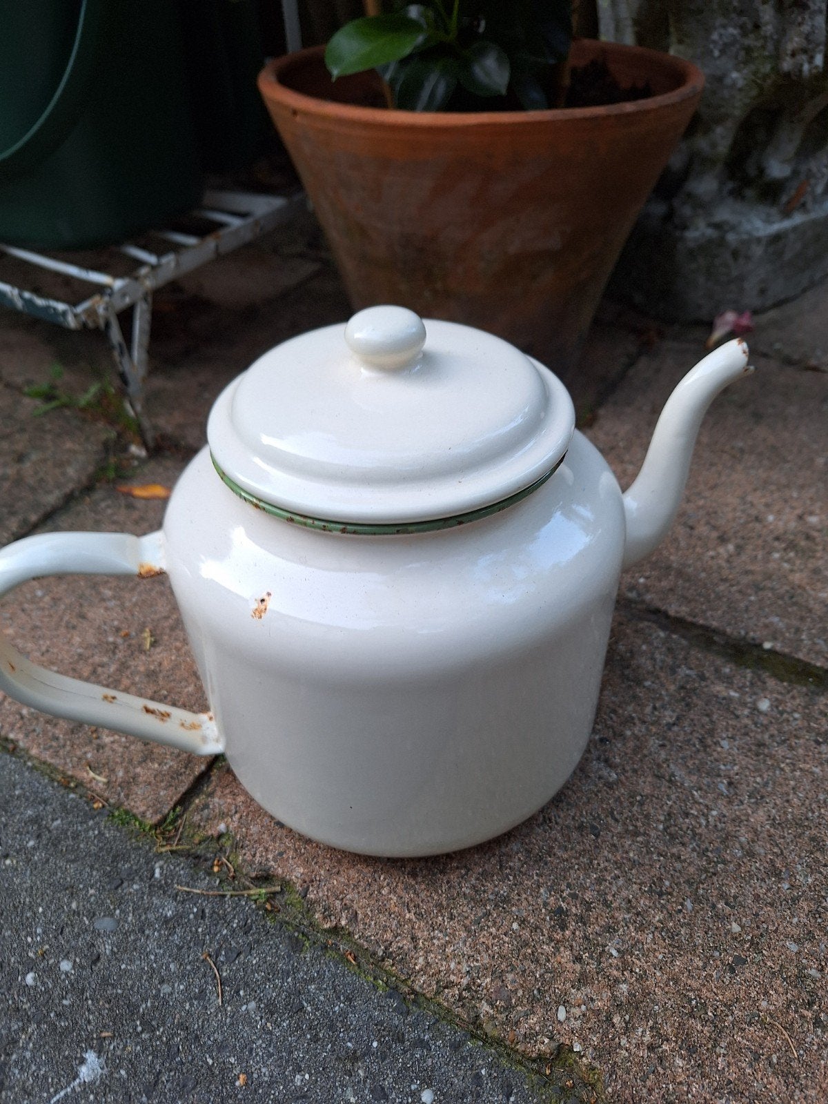 Vintage geëmailleerde koffie/theepot wit met groene rand, Ophalen