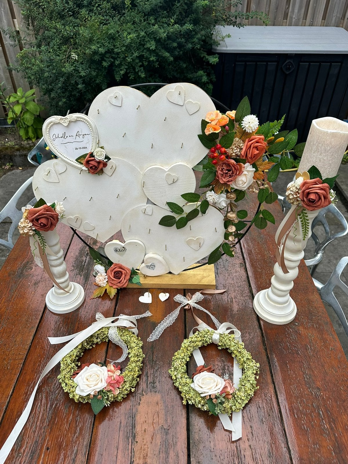 Leuk harten bord voor bruiloft met kransen en kandelaar., Ophalen of Verzenden, Gebruikt, Versiering, Geboorte of Huwelijk