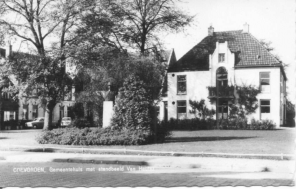 Oude ansichtkaart Coevorden, Gemeentehuis met standbeeld, Ophalen of Verzenden, 1960 tot 1980, Gelopen, Drenthe