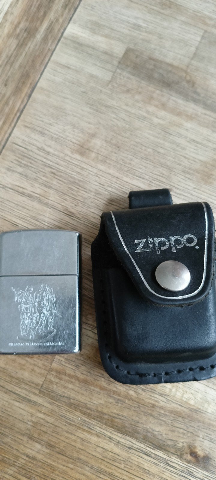Zippo aansteker met Vietnam Veterans Memorial gravure, Ophalen of Verzenden, Gebruikt, Aansteker