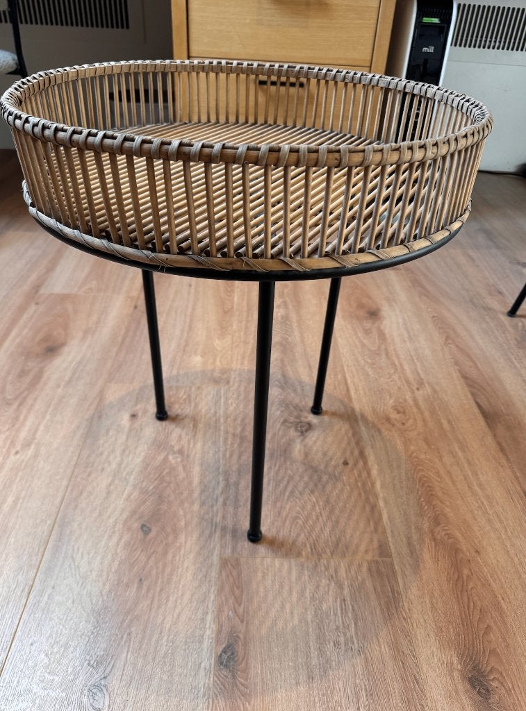 Ronde bijzettafel met rotan blad en metalen poten, Huis en Inrichting, Overige materialen, Minder dan 55 cm, Modern, Bohemian