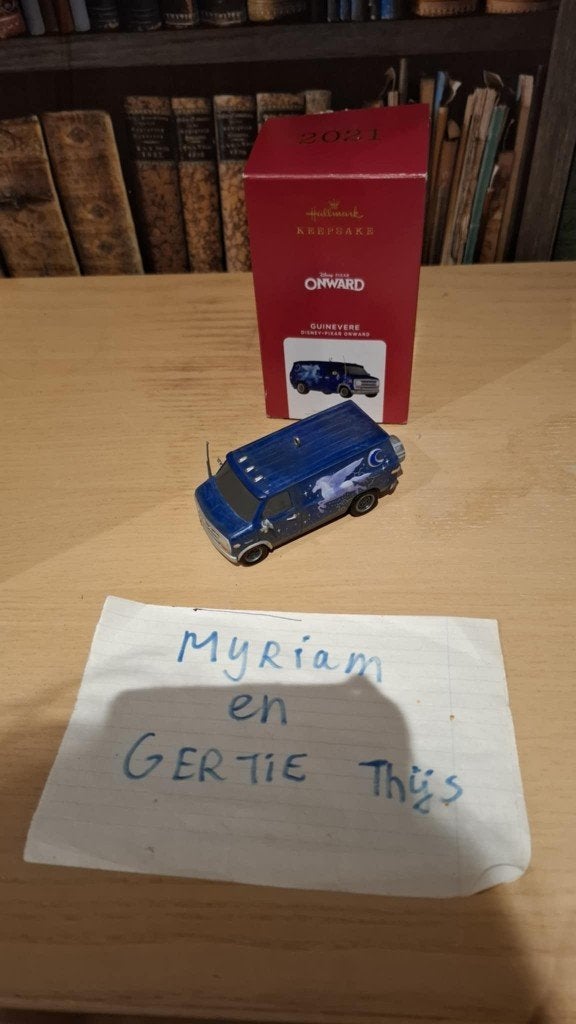 Disney Pixar Onward Guinevere Auto Hallmark ornament, Ophalen of Verzenden, Overige figuren, Zo goed als nieuw, Beeldje of Figuurtje