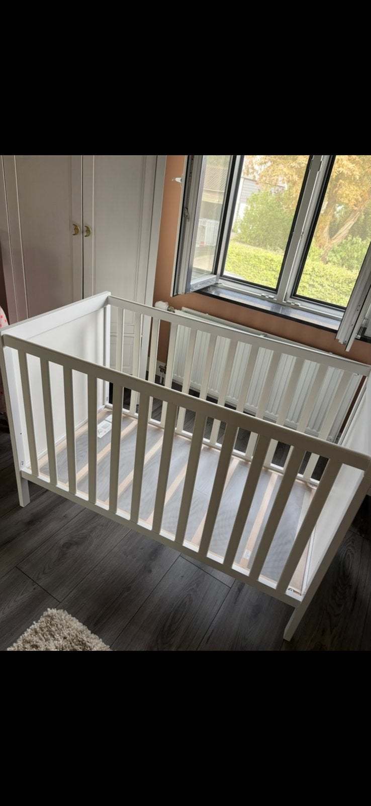 Ikea sundvik ledikant met matras en twee matras hoezen, Kinderen en Baby's, Kinderkamer | Bedden, Ophalen, Zo goed als nieuw, Minder dan 140 cm