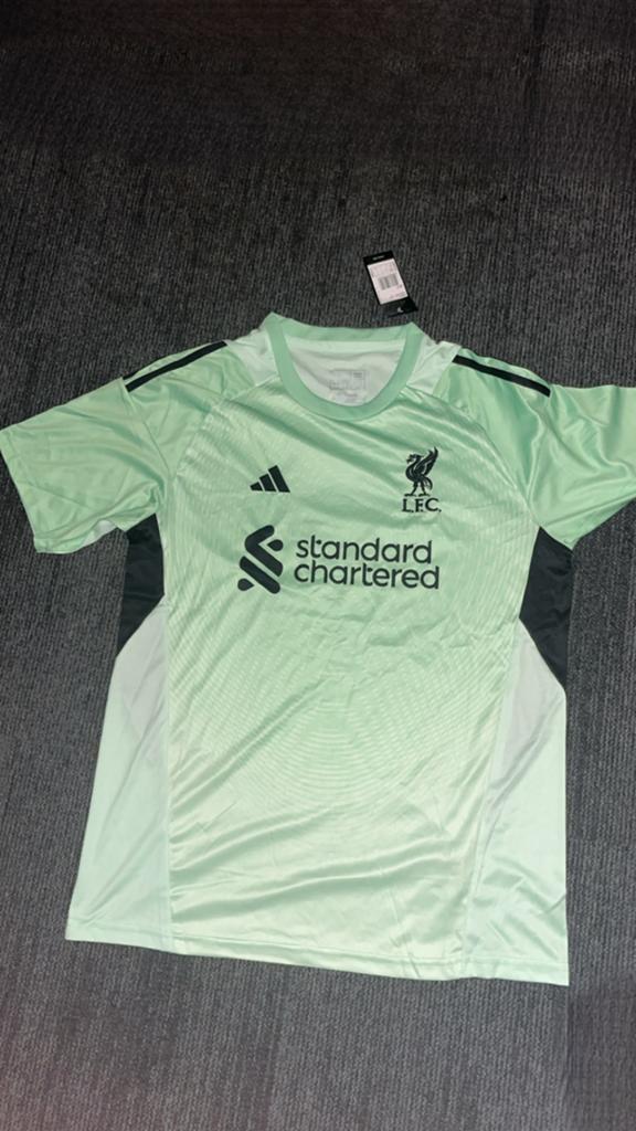 Liverpool FC Trainingsshirt - Nieuw met labels, Sport en Fitness, Voetbal, Maat L, Ophalen of Verzenden, Nieuw, Shirt