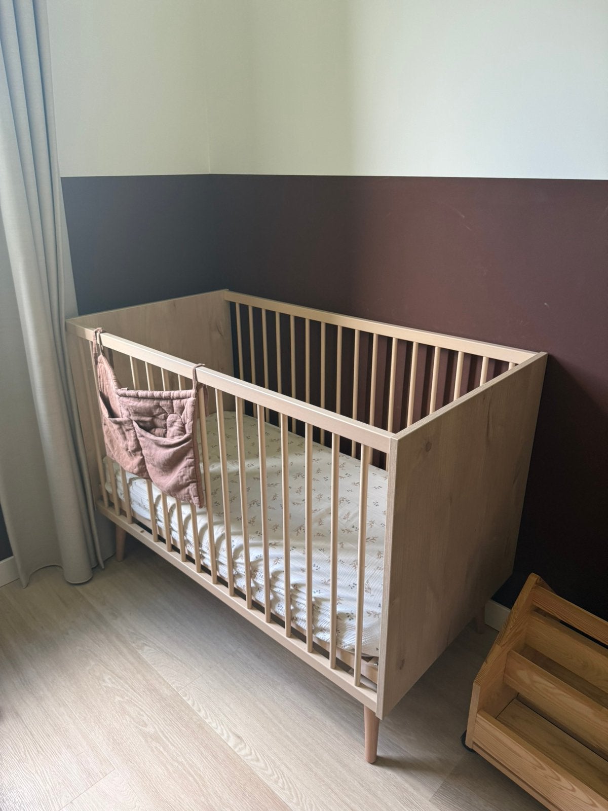 Quax ledikant kleur latte (mist 1 spijl), Kinderen en Baby's, Ophalen, Gebruikt, Ledikant