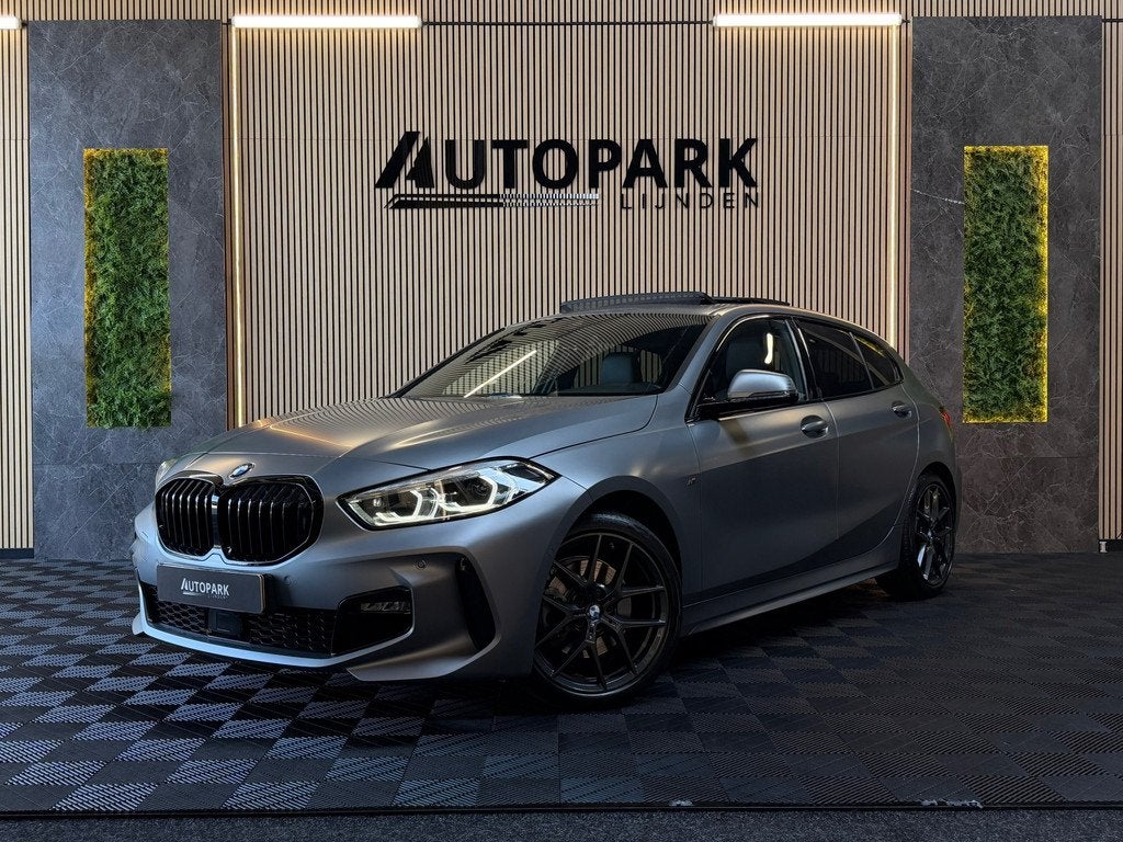 BMW 1-serie 118i High Executive M-SPORT|PANO|HARMAN KARDON|K, Auto's, BMW, Bedrijf, Te koop, 1-Serie, ABS, Achteruitrijcamera