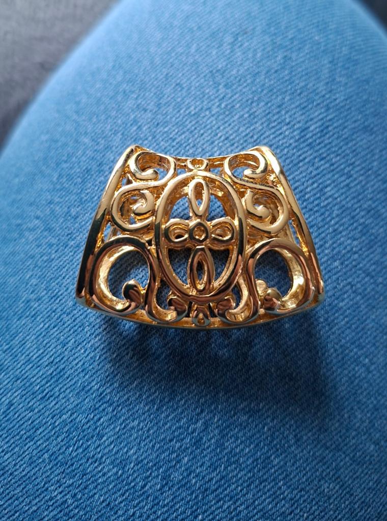 Goudkleurige kettinghanger met sierlijke bewerking, Ophalen of Verzenden, Zo goed als nieuw, Goud, Goud