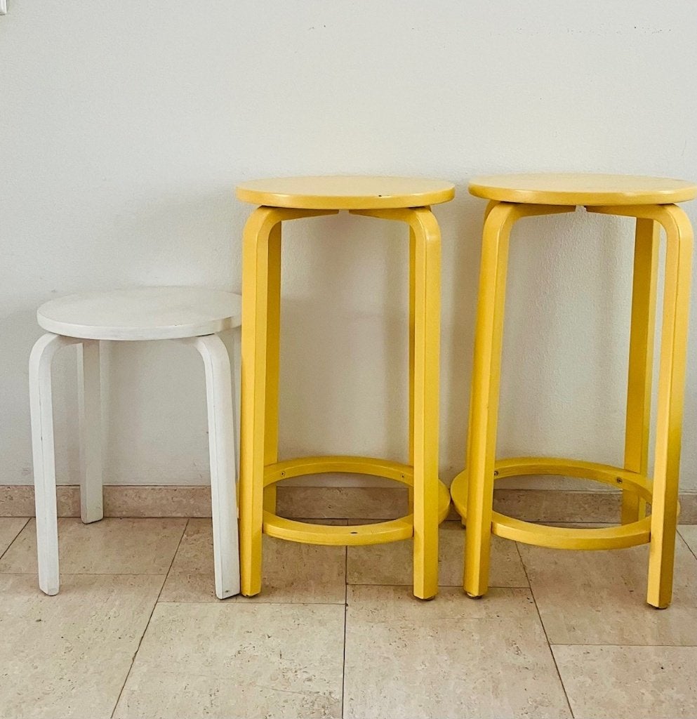 Frosta Ikea (bar) krukken nineties 2 hoge, 1 lage geverfd, Huis en Inrichting, Barkrukken, Ophalen, Gebruikt, 60 tot 90 cm, Hout