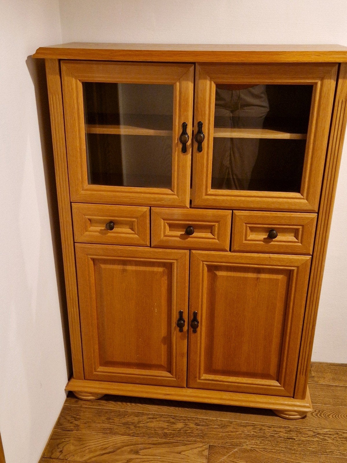 Houten vitrinekast, Ophalen