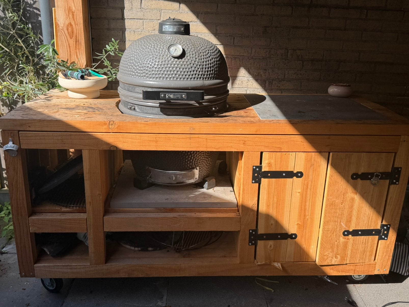 Mooie Grill Guru Large met buitenkeuken, Ophalen, Zo goed als nieuw, Houtskool, Inbouw