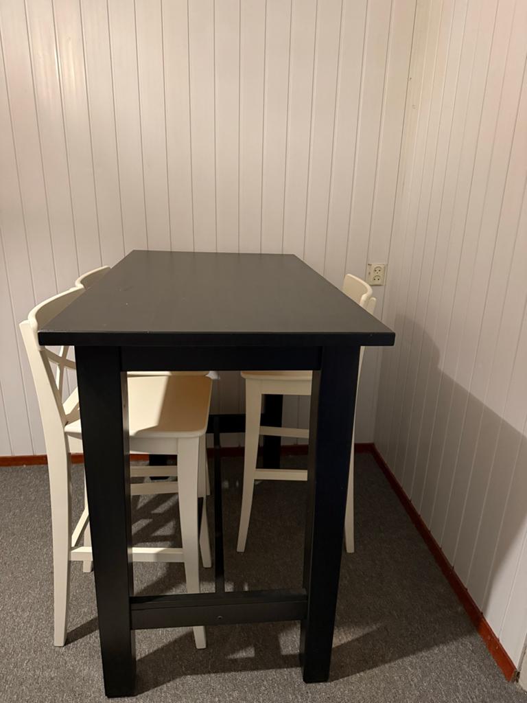 Zwarte bartafel met drie krukken, Gebruikt, 100 tot 150 cm, Tot twee personen, Rechthoekig