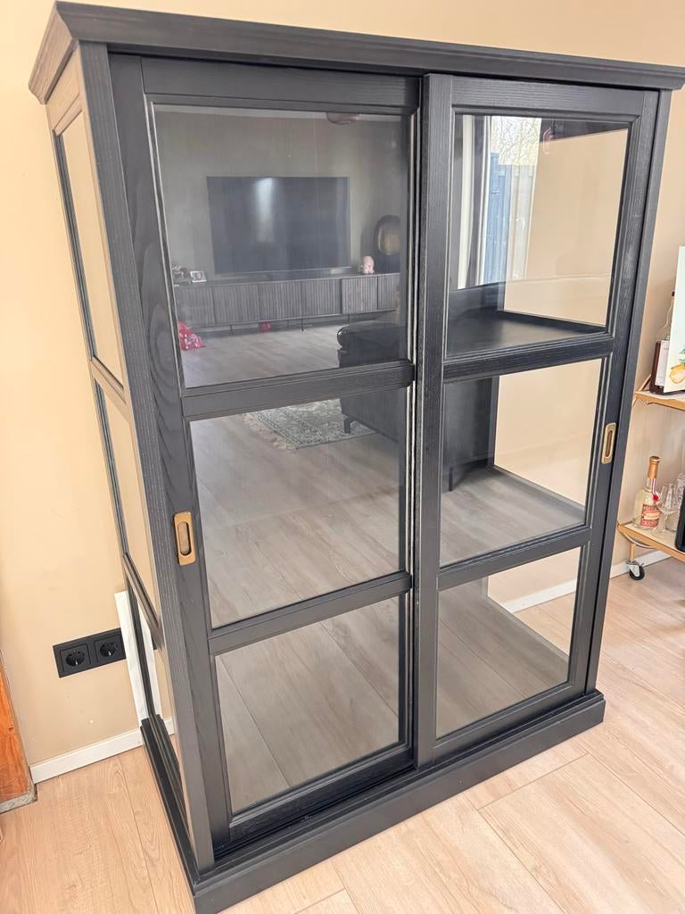 Zwarte IKEA Malsjö vitrinekast, Ophalen, Gebruikt, 100 tot 150 cm, 100 tot 150 cm