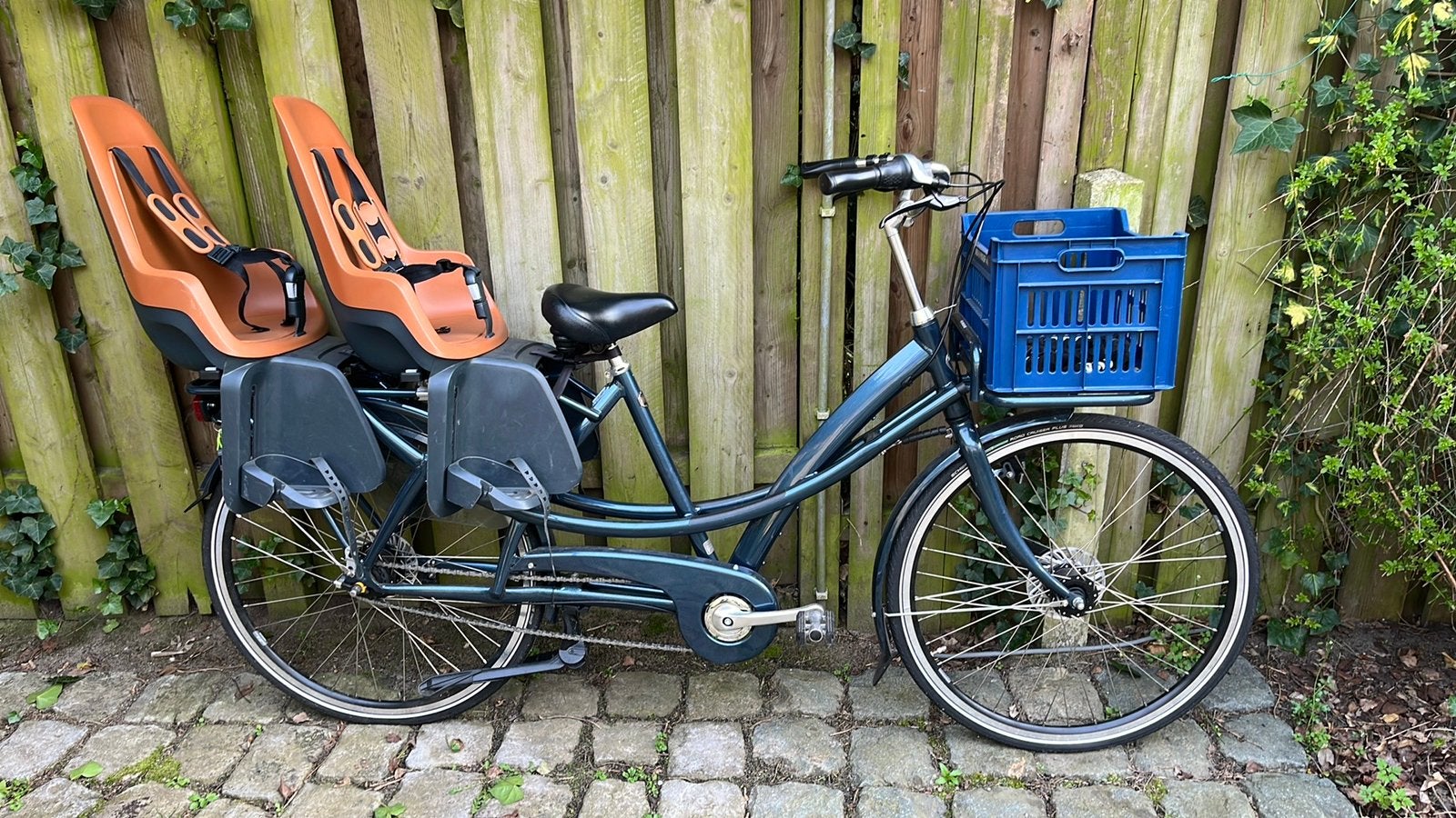 Azor tweelingfiets met Bobike stoeltjes, kratje, insteekslot, Fietsen en Brommers, Overige merken, 2 zitjes, Versnellingen, Ophalen of Verzenden