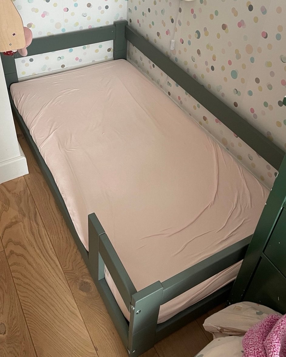 Adapta Montessori bed 80x160 – Woodvibesathome, saliegroen, Ophalen, 70 tot 85 cm, 140 tot 160 cm, Zo goed als nieuw