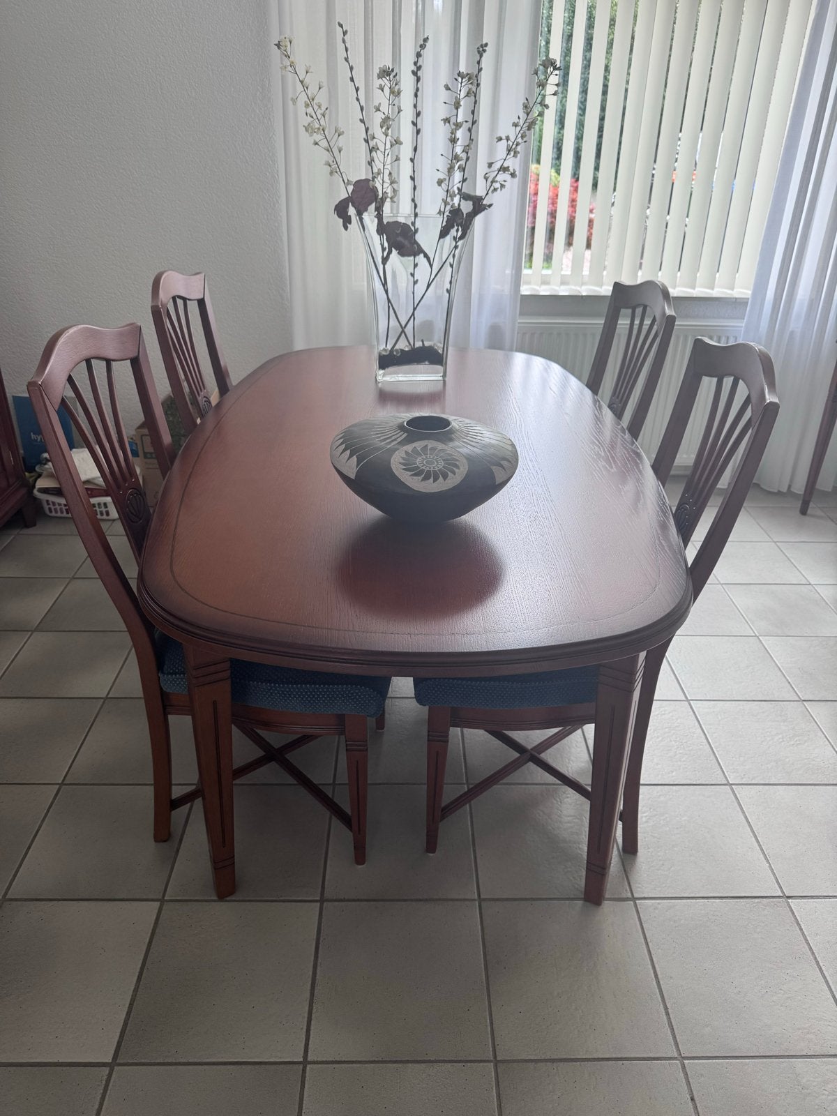 Elegante eettafel met 4 stoelen - Klassiek design, 100 tot 150 cm, Ophalen of Verzenden, Zo goed als nieuw, 150 tot 200 cm