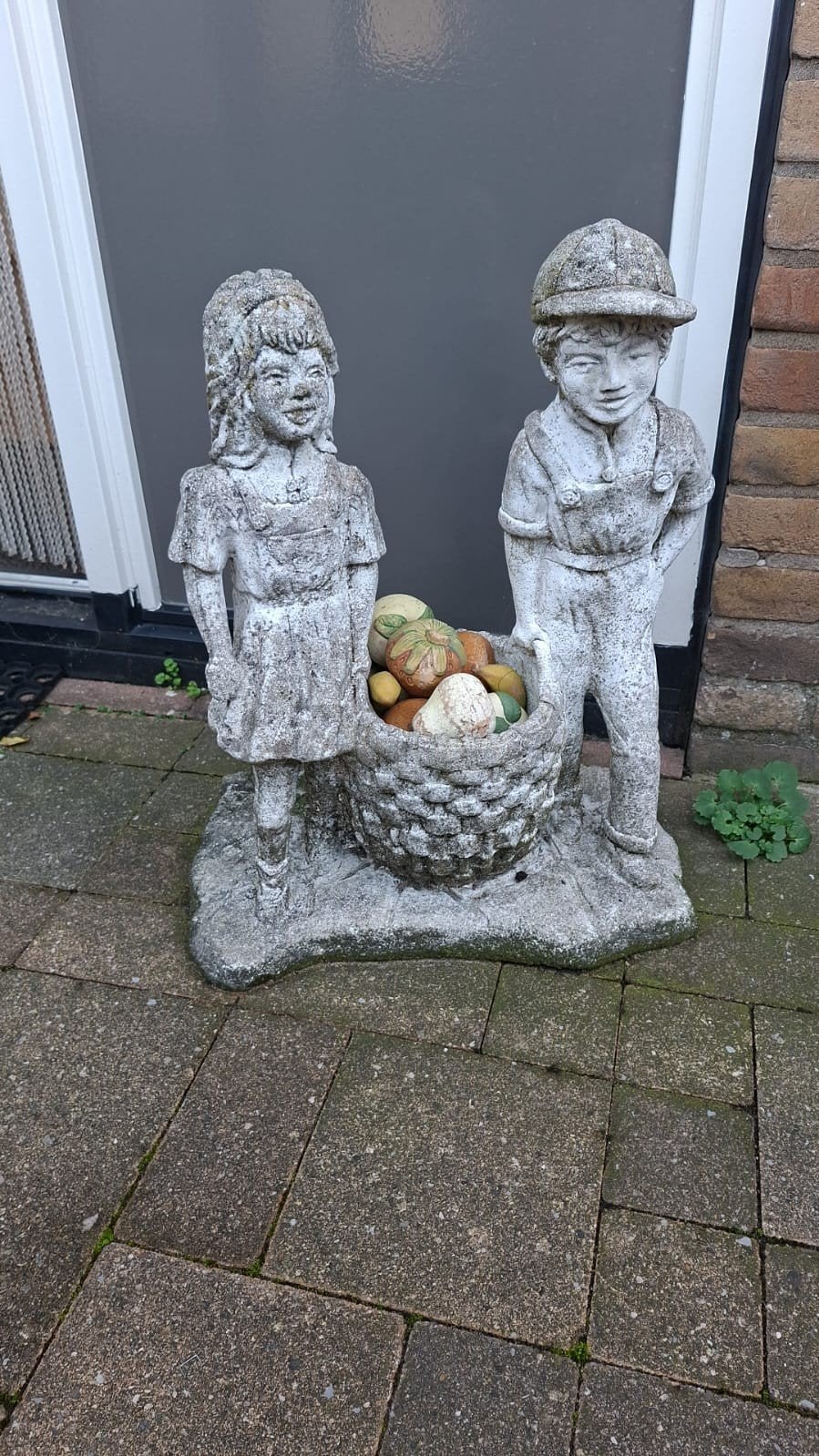 Betonnen tuinbeeld jongen en meisje met mand - 55cm hoog, Ophalen, Gebruikt, Beton, Mensenbeeld